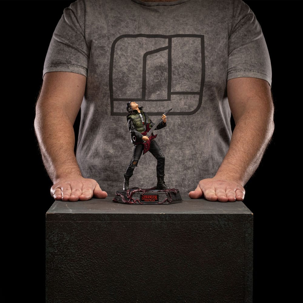 Stranger Things Deluxe Art Scale Statue 1/10 Eddie Munson 20cm - Scale Statue - Iron Studios - Hobby Figures UK