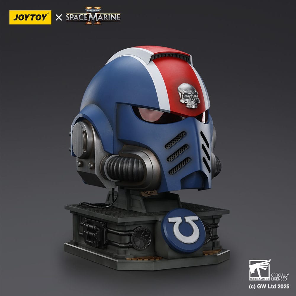 Warhammer 40,000: Space Marine 2 Replica Ultramarines Lieutenant Titus helmet with Display Stand 44cm - Scale Statue - Joy Toy (CN) - Hobby Figures UK