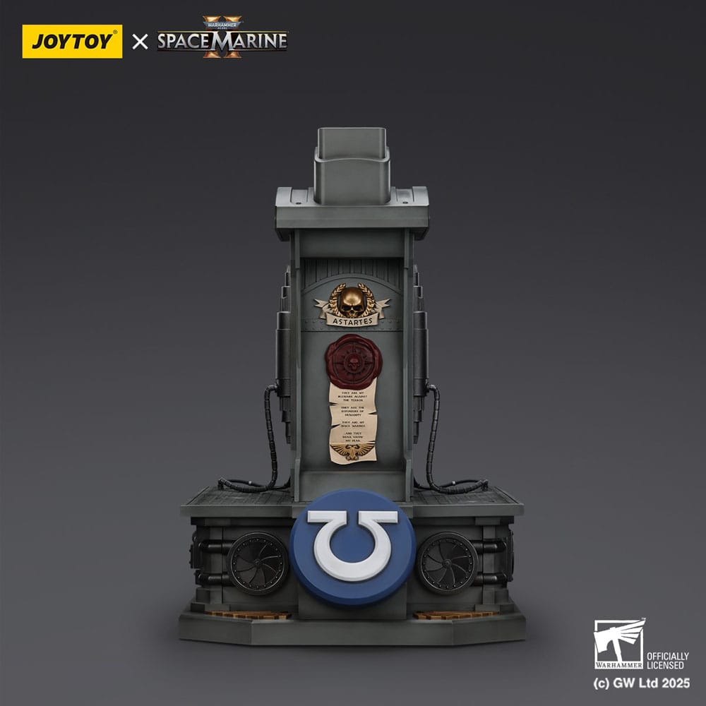 Warhammer 40,000: Space Marine 2 Replica Ultramarines Lieutenant Titus helmet with Display Stand 44cm - Scale Statue - Joy Toy (CN) - Hobby Figures UK