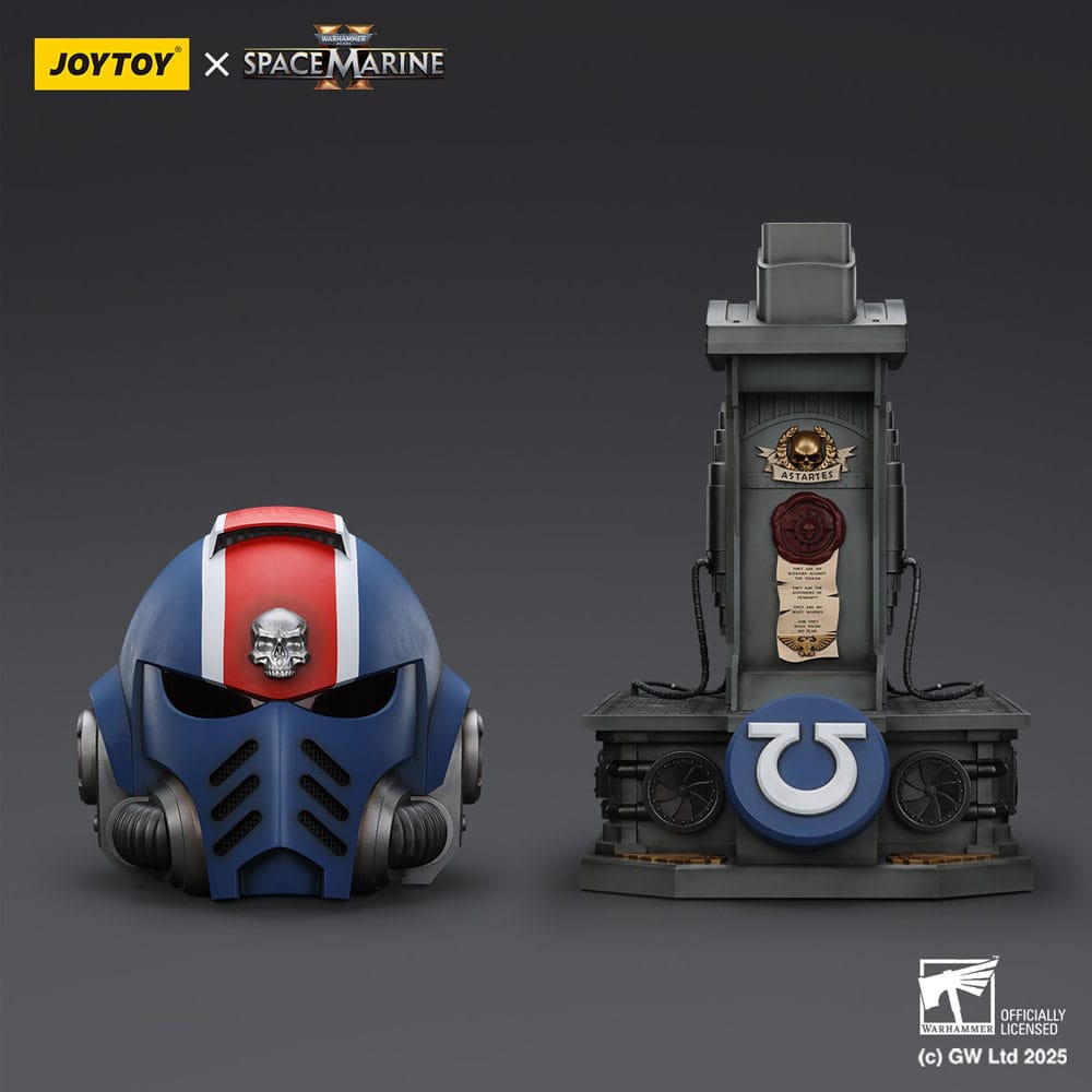 Warhammer 40,000: Space Marine 2 Replica Ultramarines Lieutenant Titus helmet with Display Stand 44cm - Scale Statue - Joy Toy (CN) - Hobby Figures UK
