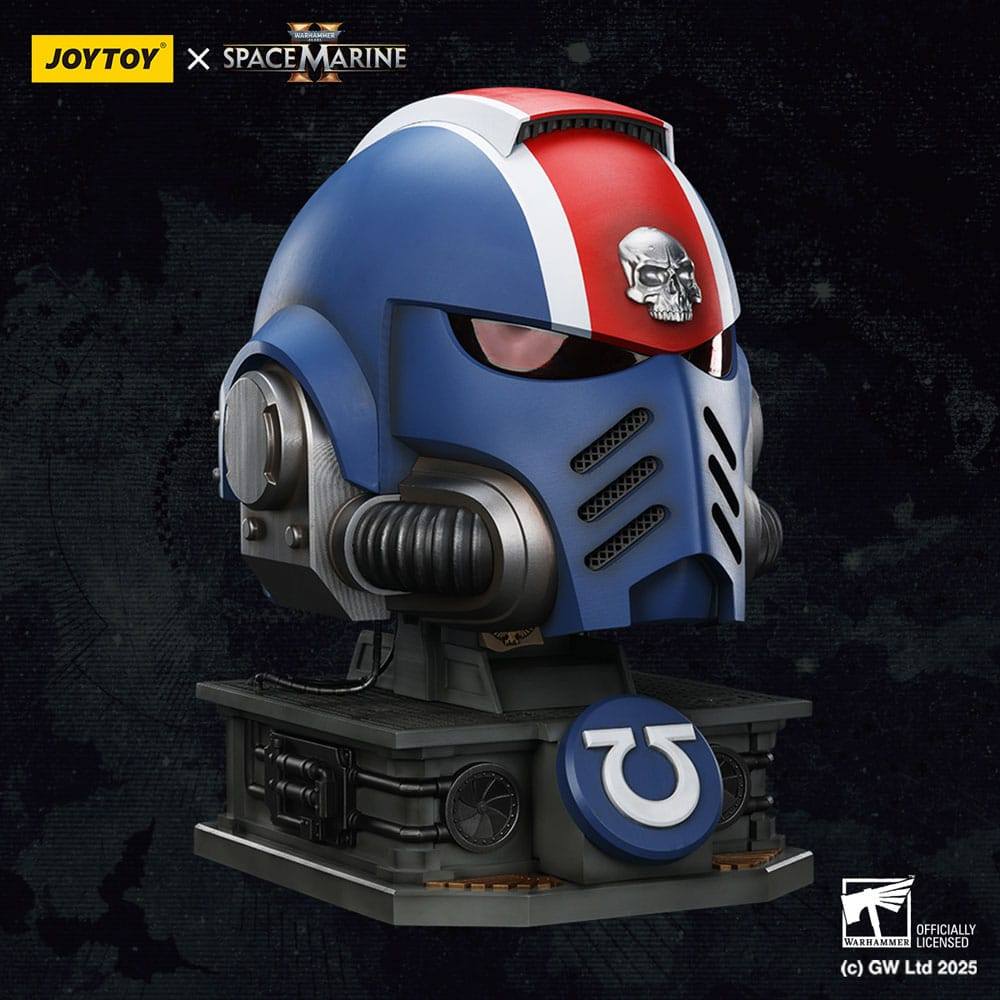 Warhammer 40,000: Space Marine 2 Replica Ultramarines Lieutenant Titus helmet with Display Stand 44cm - Scale Statue - Joy Toy (CN) - Hobby Figures UK