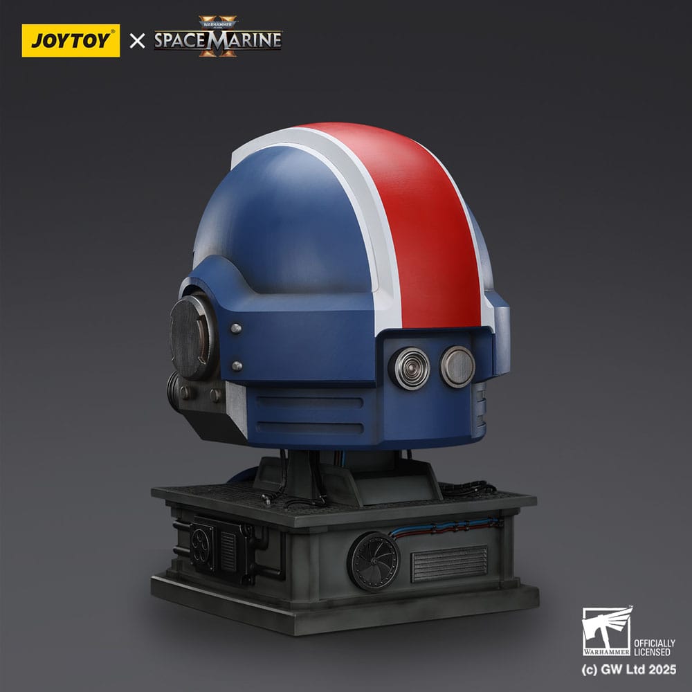 Warhammer 40,000: Space Marine 2 Replica Ultramarines Lieutenant Titus helmet with Display Stand 44cm - Scale Statue - Joy Toy (CN) - Hobby Figures UK