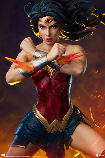 DC Comics Premium Format Statue Wonder Woman: Saving the Day 50cm - Scale Statue - Sideshow Collectibles - Hobby Figures UK