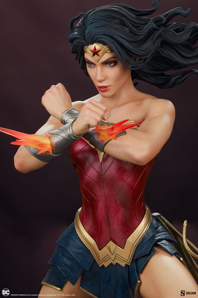 DC Comics Premium Format Statue Wonder Woman: Saving the Day 50cm - Scale Statue - Sideshow Collectibles - Hobby Figures UK