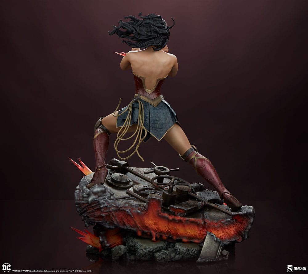 DC Comics Premium Format Statue Wonder Woman: Saving the Day 50cm - Scale Statue - Sideshow Collectibles - Hobby Figures UK