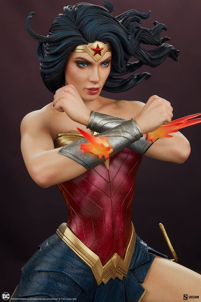 DC Comics Premium Format Statue Wonder Woman: Saving the Day 50cm - Scale Statue - Sideshow Collectibles - Hobby Figures UK