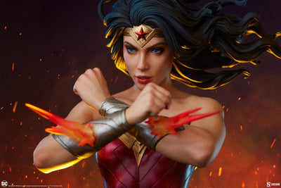 DC Comics Premium Format Statue Wonder Woman: Saving the Day 50cm - Scale Statue - Sideshow Collectibles - Hobby Figures UK