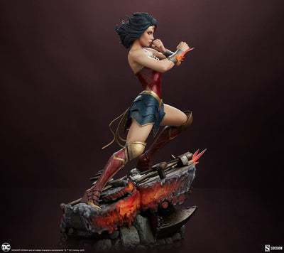 DC Comics Premium Format Statue Wonder Woman: Saving the Day 50cm - Scale Statue - Sideshow Collectibles - Hobby Figures UK