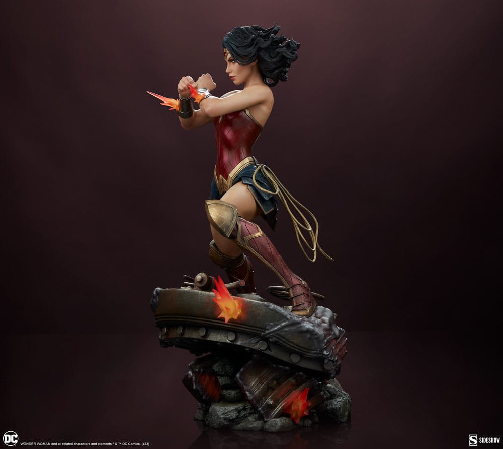 DC Comics Premium Format Statue Wonder Woman: Saving the Day 50cm - Scale Statue - Sideshow Collectibles - Hobby Figures UK