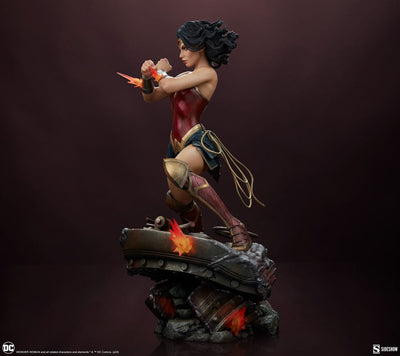 DC Comics Premium Format Statue Wonder Woman: Saving the Day 50cm - Scale Statue - Sideshow Collectibles - Hobby Figures UK
