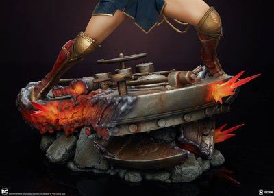DC Comics Premium Format Statue Wonder Woman: Saving the Day 50cm - Scale Statue - Sideshow Collectibles - Hobby Figures UK