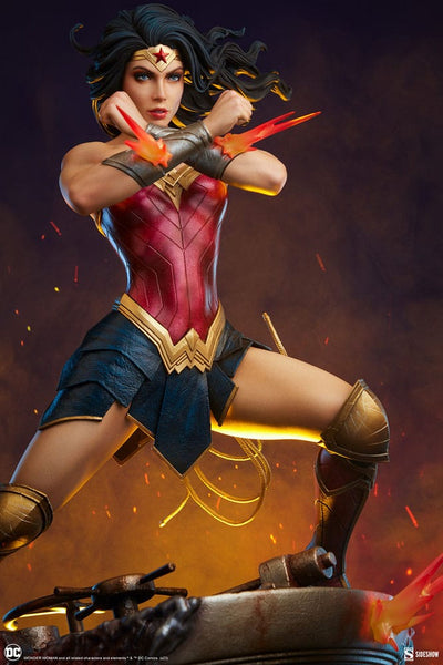 DC Comics Premium Format Statue Wonder Woman: Saving the Day 50cm - Scale Statue - Sideshow Collectibles - Hobby Figures UK