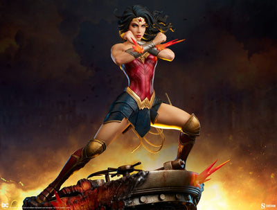 DC Comics Premium Format Statue Wonder Woman: Saving the Day 50cm - Scale Statue - Sideshow Collectibles - Hobby Figures UK