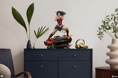 DC Comics Premium Format Statue Wonder Woman: Saving the Day 50cm - Scale Statue - Sideshow Collectibles - Hobby Figures UK