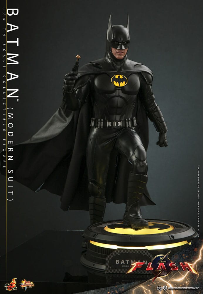 DC Comics: Batman Modern Suit 1:6 Scale Figure - HOT TOYS - Hobby One